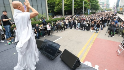 [더중앙] '뉴진스님' 부른 삼성 노조 집회…연예인 부르라고 조합비 냈나