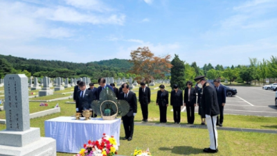 [연합뉴스] 조국, 채상병 안장 대전현충원 참배…22대서 특검 반드시 통과