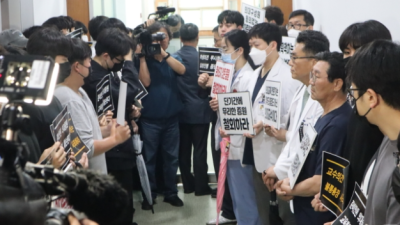 [뉴스원] 충북대 교수진 휴학계 안 받아들이면 의대생 F학점 불가피