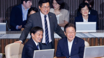 [동아일보] 이재명·조국, 2시간 ‘번개 회동’…“특검법·거부권 정국 논의”