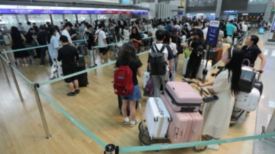 [한국경제] 인천공항, 4일 여름성수기 최고 인파 몰려...22만5000명 북적북적