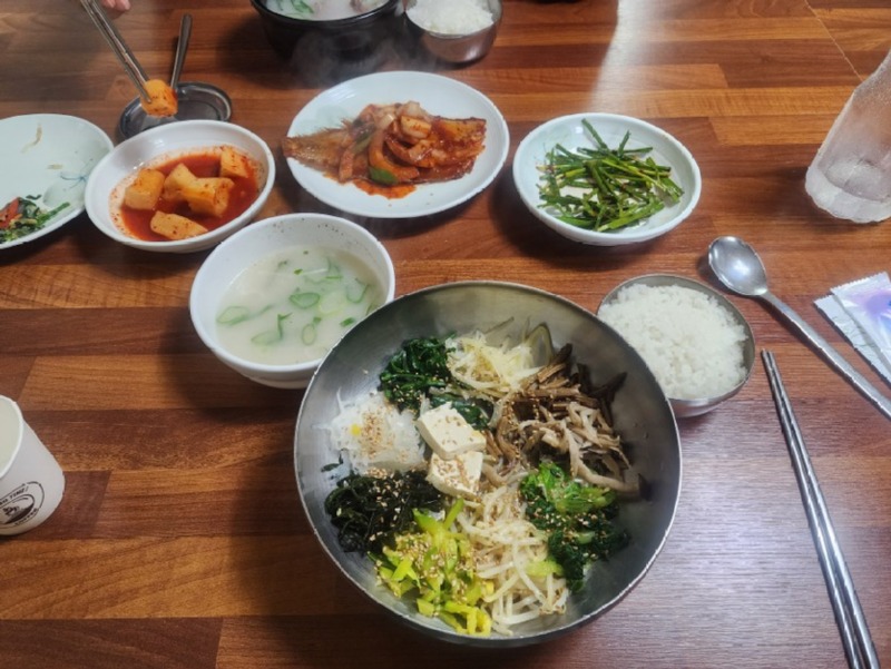 산양식당 비빔밥 강추_삼삼하니 고추장없이 먹는거 첨인데 맛도리네요 ㅋㅋ.jpg