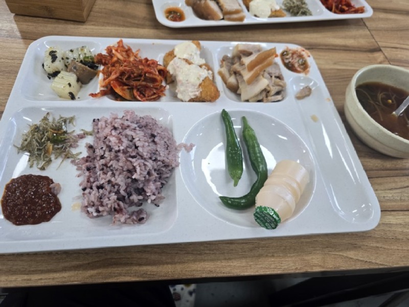 개쩌는함바집 _ 오늘은 보쌈이네요 보쌈집보다 맛있노~.jpg