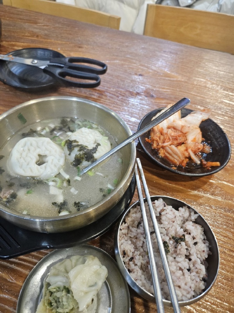 만두곰탕 먹습니다 _ 한그릇 11000원 맛점 ㅋ.jpg