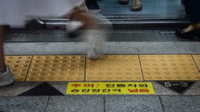 [아이뉴스24]지하철 타다가 열차 틈으로 '쑥' 빠져…헉 소리만 나더라