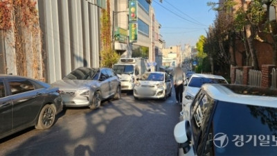 [경기일보]인하대 후문 불법 주차 극성 “걷기도 불편하고 위험해요” [현장, 그곳&]