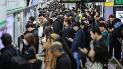 [경기일보]철도 이어 전철도 태업… 시민 불편 ‘가중’