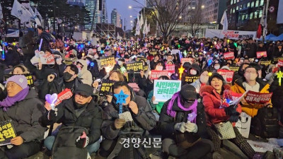 [경향신문]두 번째 탄핵 열차 앞두고 거세진 ‘D-1 촛불’…“토요일엔 탄핵이 온다”