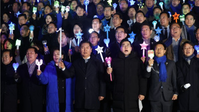 [경향신문]소원봉·믐뭔봄·빙키봉 총집합···민주, 응원봉 들고 ‘탄핵 결의문’ 낭독