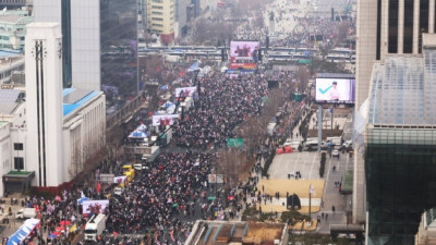 [한경비지니스]“尹 대통령 복귀 vs 파면”…오늘도 서울 도심 곳곳은